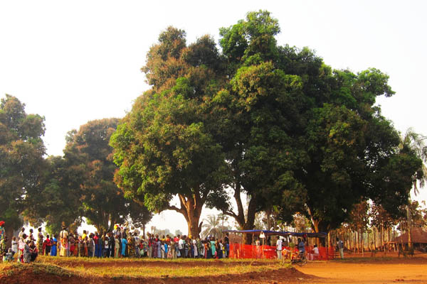 Long queue at a vaccination site, Faradje